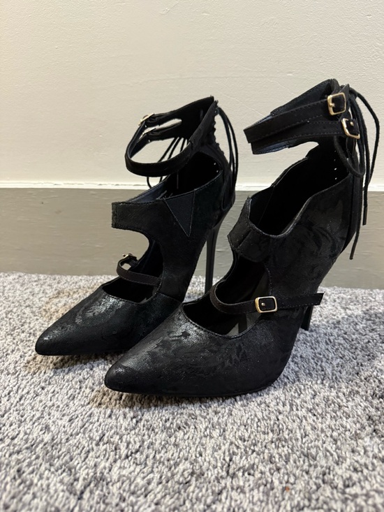 Privileged Shoes - Privileged Black Strappy Heels – Mary Jane Style – Size 8.5